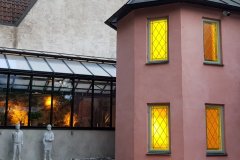 vitraažid UNESCO maailmapärandi hulka kuuluvassse Rootsis Visby linnas asuva hoone akende ette