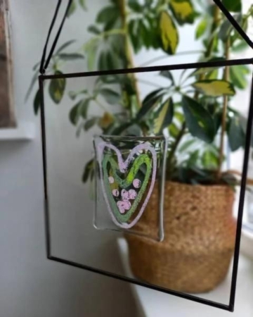 Vitraaž "Helge Süda Roheroosa"