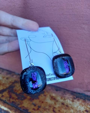 Kõrvarõngad rippuvad hõbehallid sädeleva lillaga